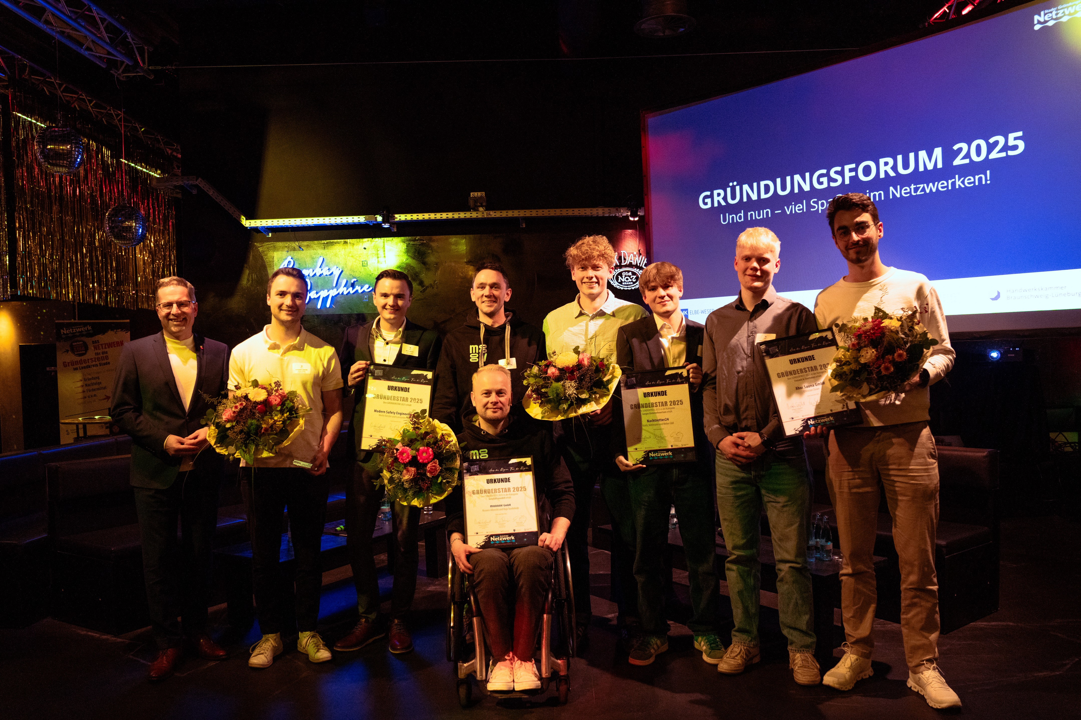 | Bild: © Stader Gründungsnetzwerk Gruppenbild Preisträger von links: Landrat Kai Seefried, Constantin Schnabl und Merlin Betzler, Bajo Tomfohrde und Rouven Albrecht (unten), Bent Kolck, Elias Weber und Mattis Köhlmann, Chris Duwe {f:if(condition:'Stader Gründungsnetzwerk',then:' | Bild: © Stader Gründungsnetzwerk',else:'')