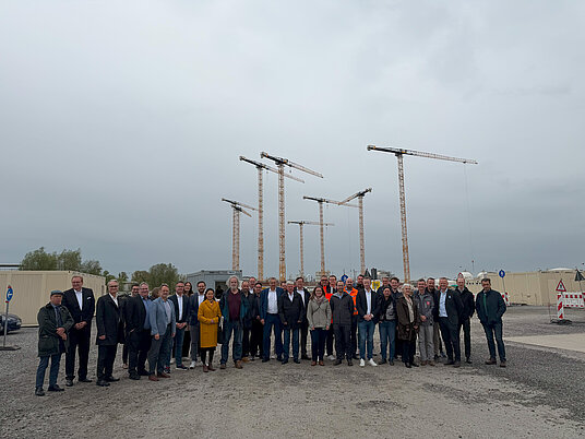 | © Logistik Initiative Hamburg - Picselweb Fotografie Gruppenbild Werksbesichtigung DOW