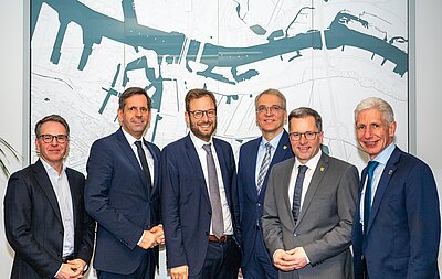 | Bild: © Gina Kühn Gruppenbild der Unterzeichner {f:if(condition:'Gina Kühn',then:' | Bild: © Gina Kühn',else:'')