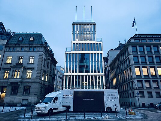 OLM vor der Handelskammer Werkstatt inside | © Süderelbe AG Außenaufnahme OpenLab Mobile vor der Handelskammer