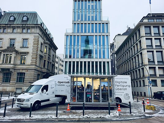 OLM vor der Handelskammer WS | © Süderelbe AG Workshop im OpenLab Mobile vor der Handelskammer