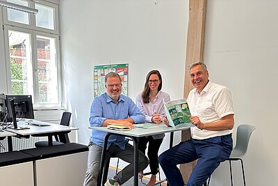 | Bild: © Süderelbe AG Janna Hoveida - Fachdienstleitung Klimaschutz/ Kreisentwicklung/ Wirtschaft, Dr. Jürgen Glaser - Süderelbe AG und Remo Röntgen - Connect Circular e. V. testen die C2C-Möbel. {f:if(condition:'Süderelbe AG',then:' | Bild: © Süderelbe AG',else:'')