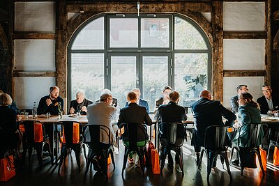 | Bild: © Gina Kühn - Vertelln Stimmungsbild beim Essen {f:if(condition:'Gina Kühn - Vertelln',then:' | Bild: © Gina Kühn - Vertelln',else:'')