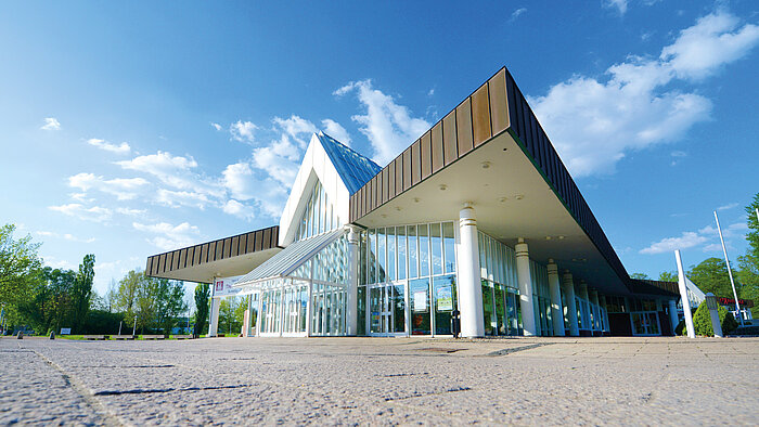 Frontansicht Stadeum | Bild: © Martin Elsen Frontansicht Stadeum {f:if(condition:'Martin Elsen',then:' | Bild: © Martin Elsen',else:'')