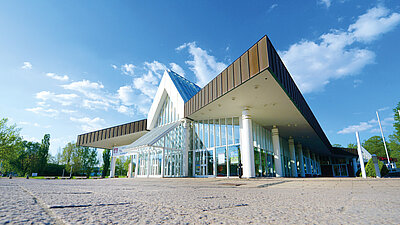 Frontansicht Stadeum | Bild: © Martin Elsen Frontansicht Stadeum {f:if(condition:'Martin Elsen',then:' | Bild: © Martin Elsen',else:'')
