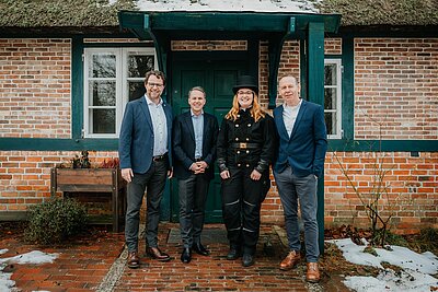 | Bild: © Gina Kühn - Vertelln Gruppenbild Referenten, Schornsteinfegerin, Vorstand Süderelbe AG {f:if(condition:'Gina Kühn - Vertelln',then:' | Bild: © Gina Kühn - Vertelln',else:'')