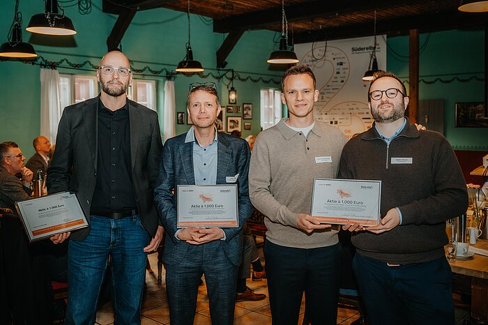 Gruppenbild Neuaktionäre | Bild: © Gina Kühn - Vertelln Gruppenbild Neuaktionäre {f:if(condition:'Gina Kühn - Vertelln',then:' | Bild: © Gina Kühn - Vertelln',else:'')