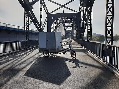 | Bild: © BA Harburg Cargobike auf Brücke {f:if(condition:'BA Harburg',then:' | Bild: © BA Harburg',else:'')