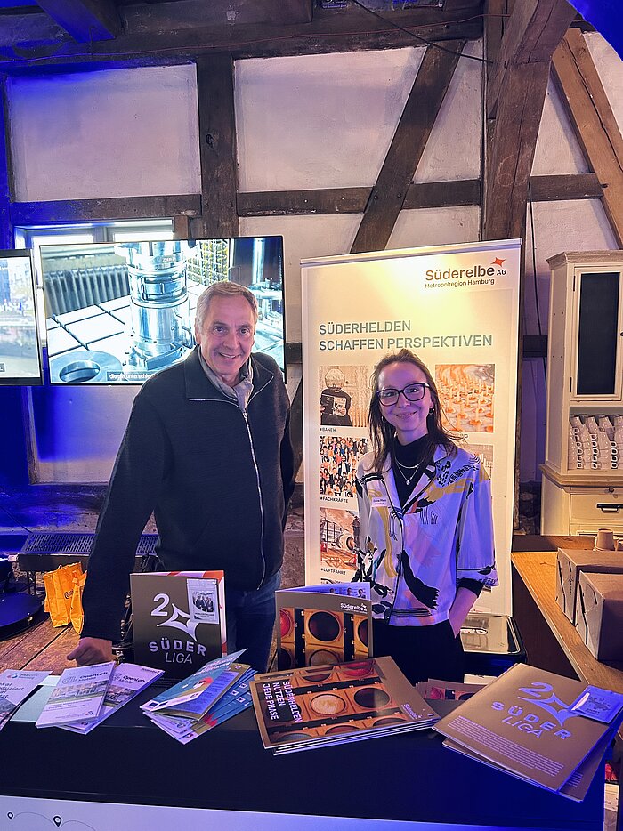 | Bild: © Süderelbe AG Dr. Jürgen Glaser & Celina Pflanz am Stand {f:if(condition:'Süderelbe AG',then:' | Bild: © Süderelbe AG',else:'')