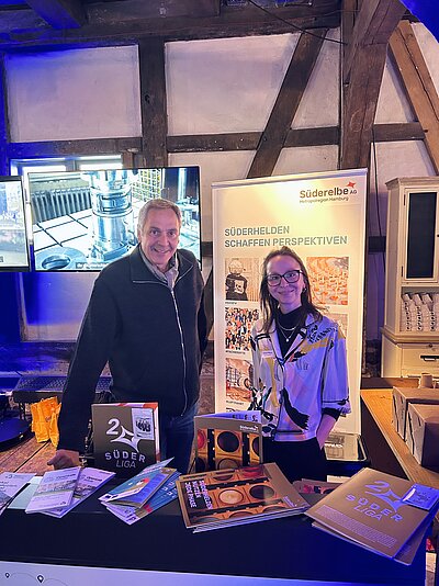 | Bild: © Süderelbe AG Dr. Jürgen Glaser & Celina Pflanz am Stand {f:if(condition:'Süderelbe AG',then:' | Bild: © Süderelbe AG',else:'')
