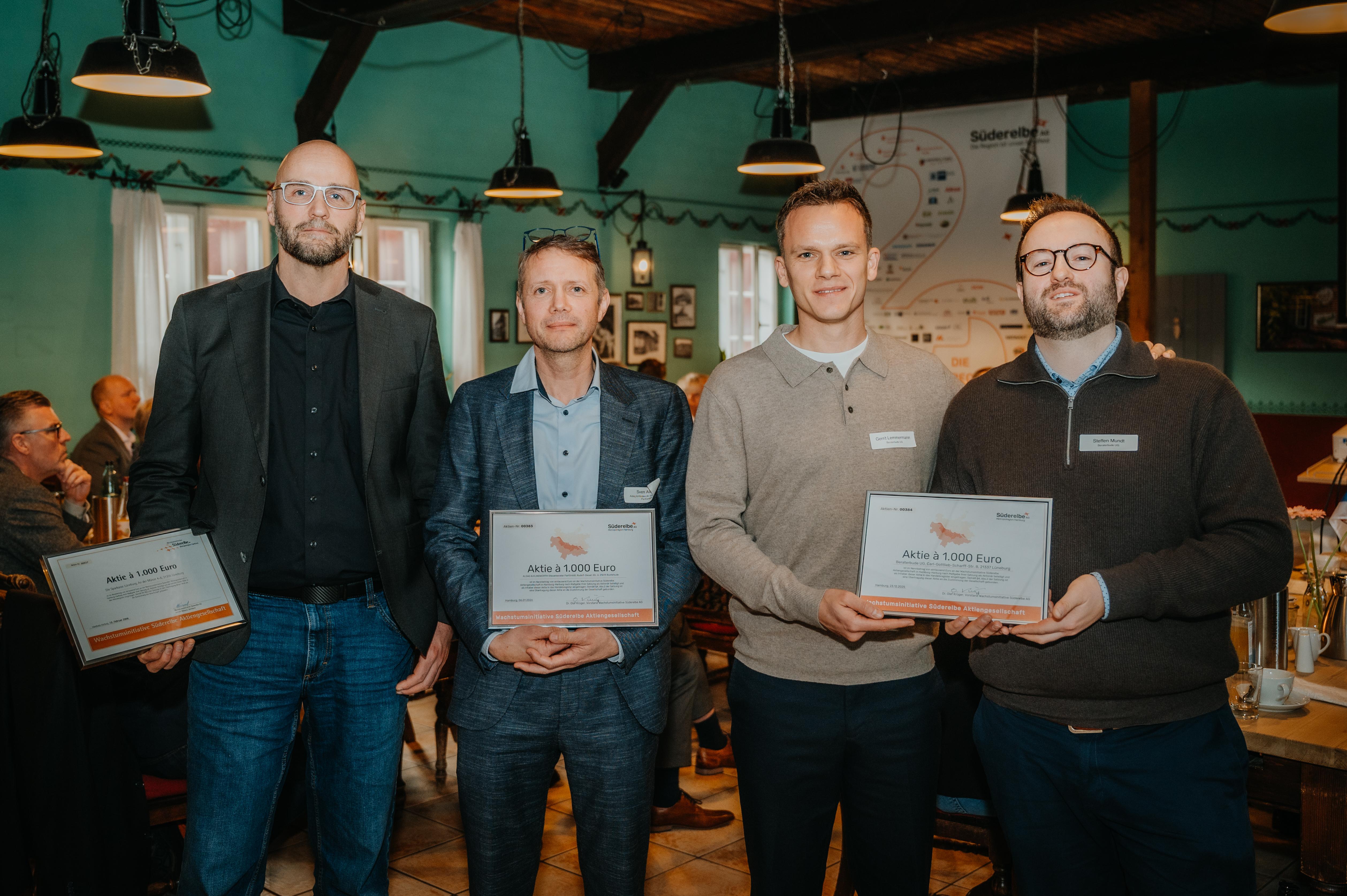 Gruppenbild Neuaktionäre | Bild: © Gina Kühn - Vertelln Gruppenbild Neuaktionäre {f:if(condition:'Gina Kühn - Vertelln',then:' | Bild: © Gina Kühn - Vertelln',else:'')