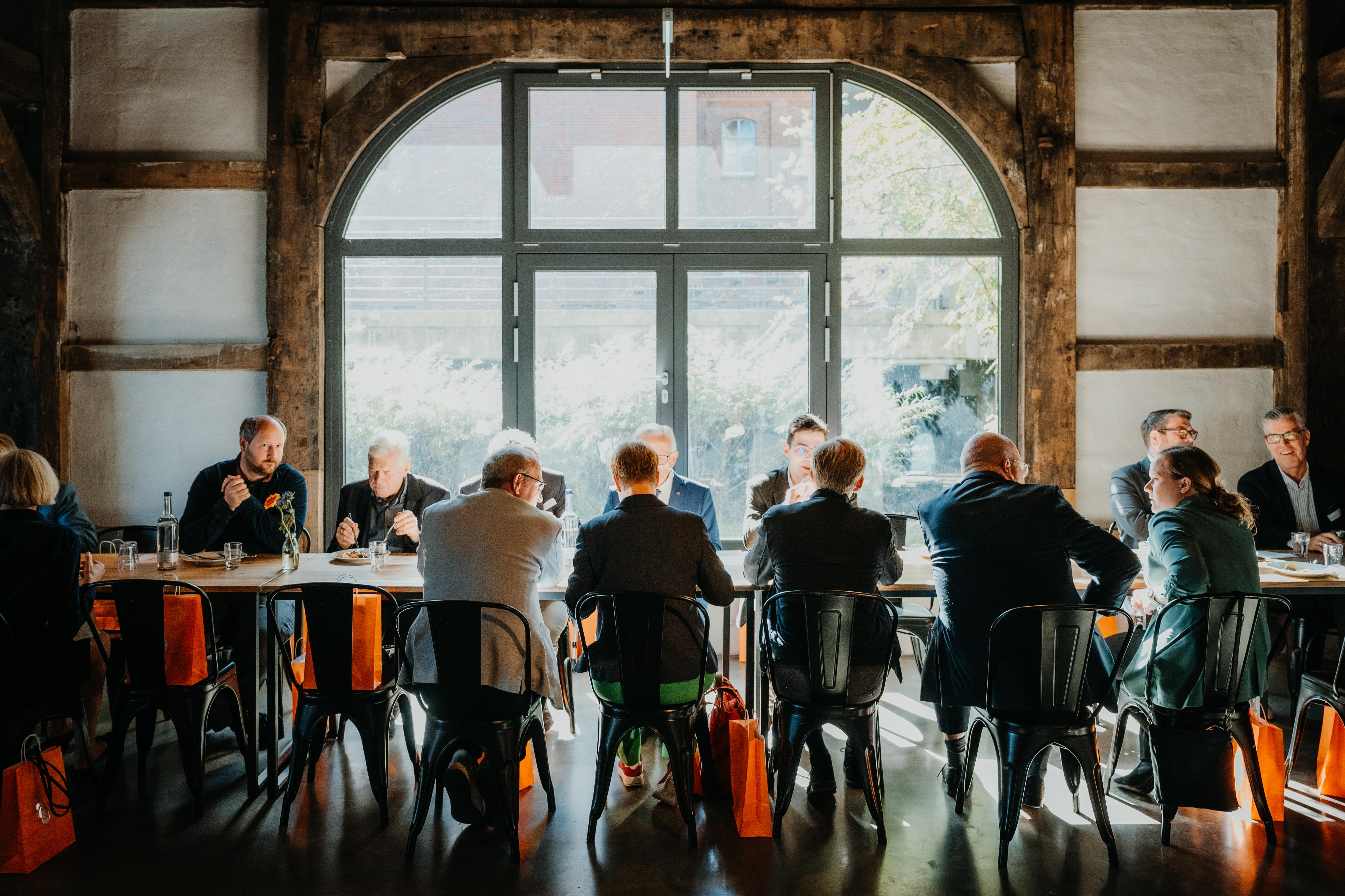 | Bild: © Gina Kühn - Vertelln Stimmungsbild beim Essen {f:if(condition:'Gina Kühn - Vertelln',then:' | Bild: © Gina Kühn - Vertelln',else:'')