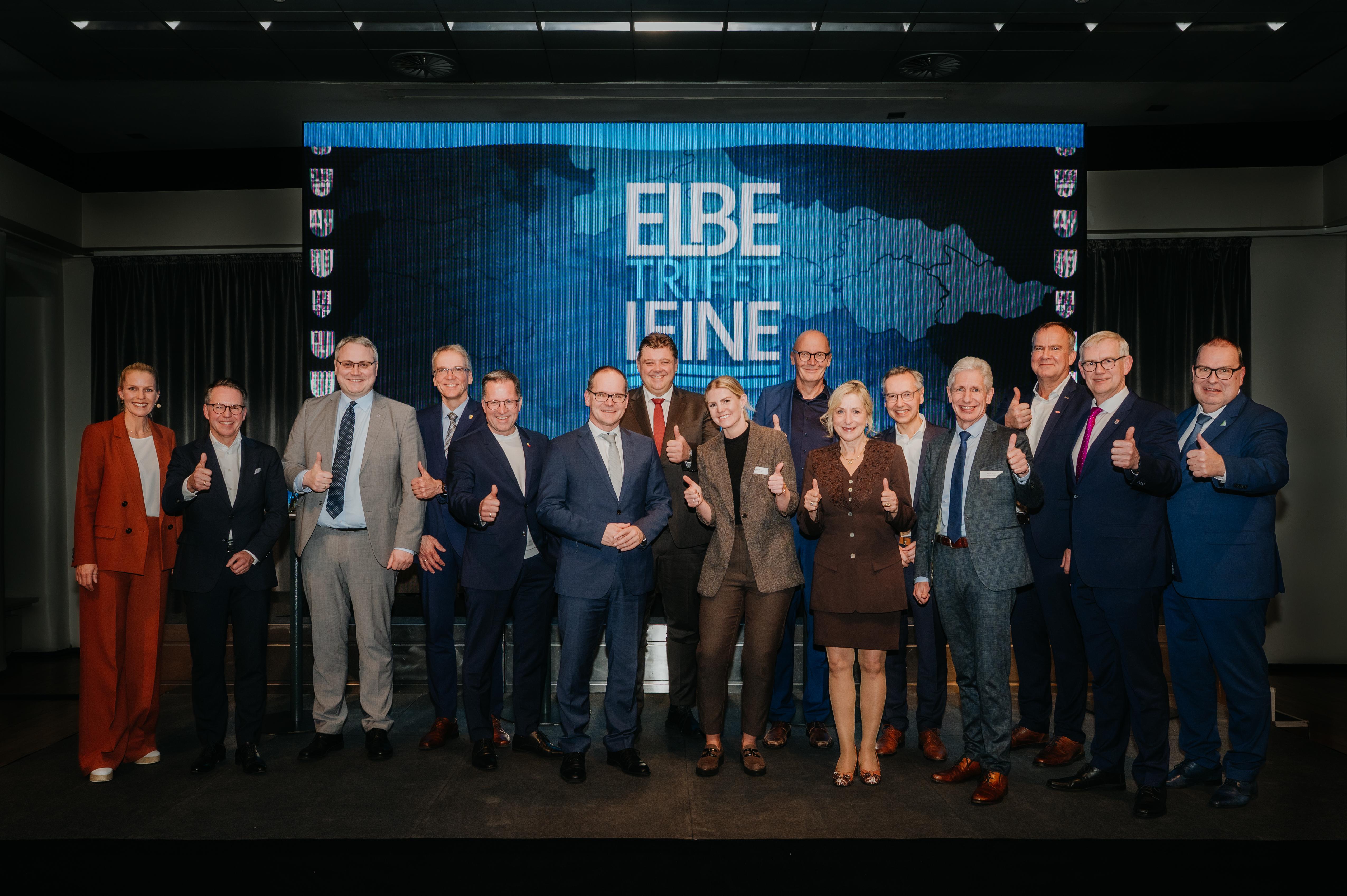 Abschluss Gruppenfoto beteiligter Akteure | Bild: © Gina Kühn – Vertelln Abschluss Gruppenfoto beteiligter Akteure {f:if(condition:'Gina Kühn – Vertelln',then:' | Bild: © Gina Kühn – Vertelln',else:'')