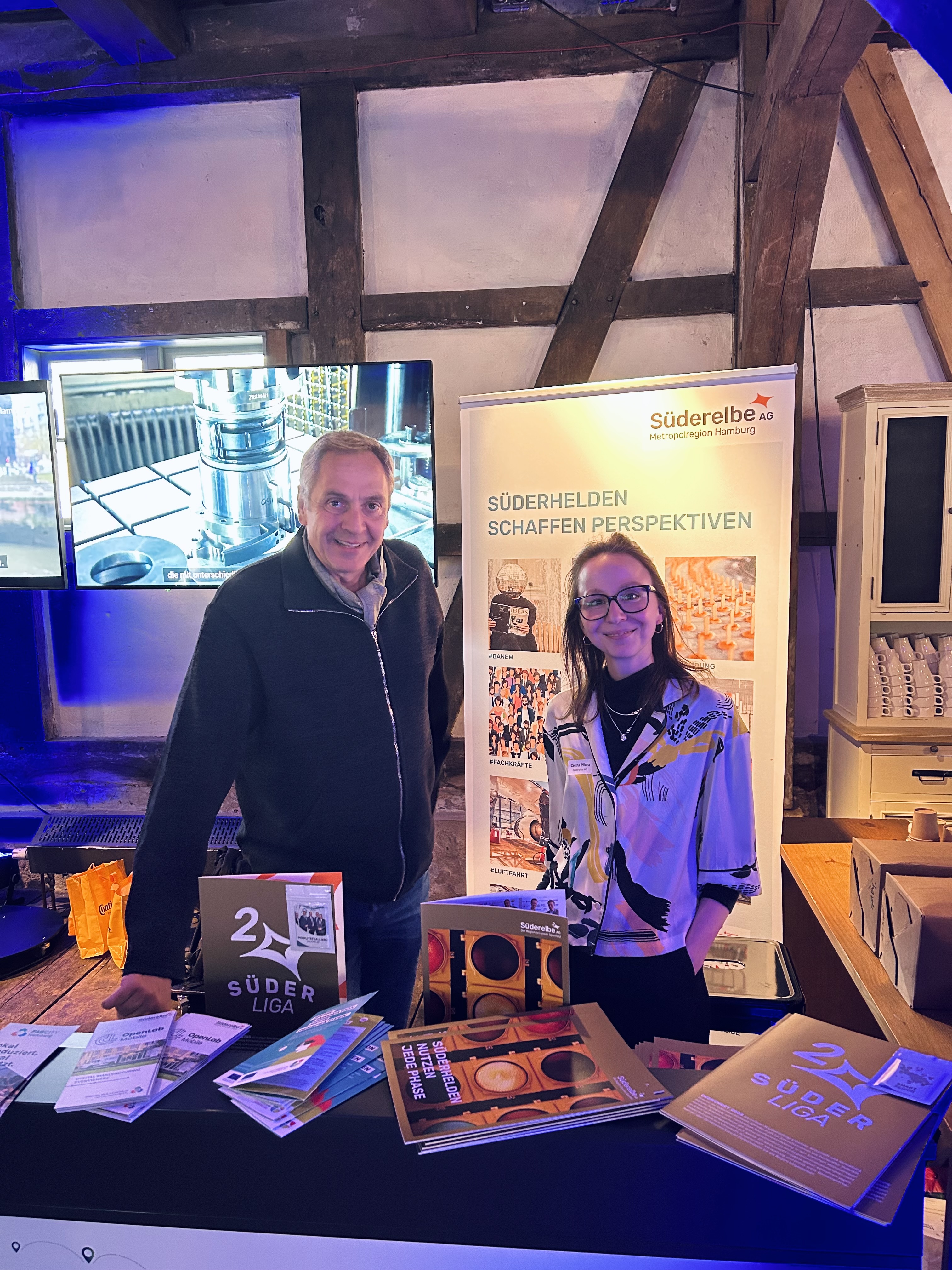 | Bild: © Süderelbe AG Dr. Jürgen Glaser & Celina Pflanz am Stand {f:if(condition:'Süderelbe AG',then:' | Bild: © Süderelbe AG',else:'')